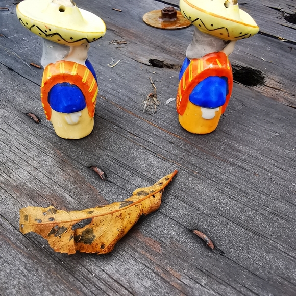 Vintage Ceramic Men in Sombreros Salt and Pepper Shakers - Picture 6 of 13